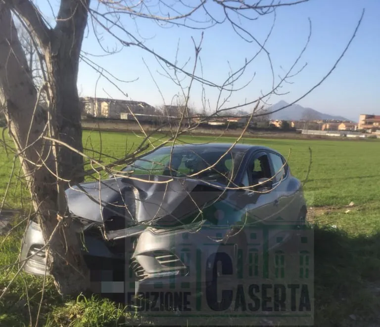 Si schianta con l’auto contro un albero, corsa in ospedale. FOTO