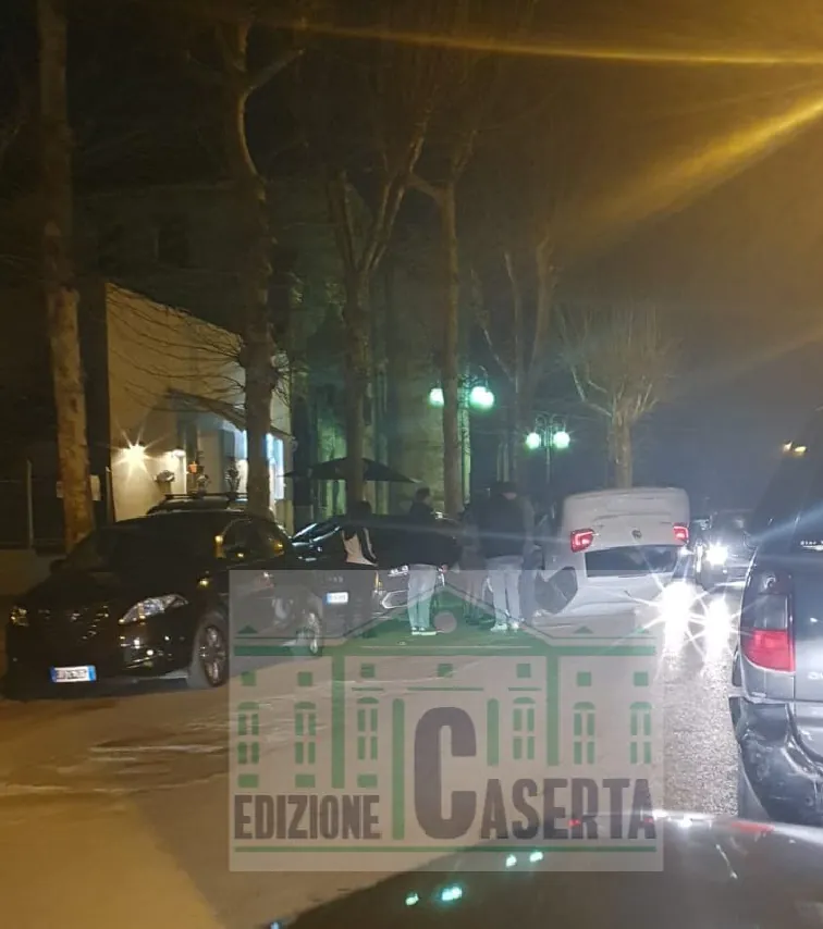Auto si ribalta in zona stadio, ragazza estratta. LE FOTO