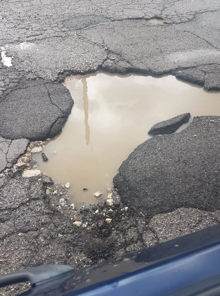 La strada delle buche, ennesimo appello al Comune
