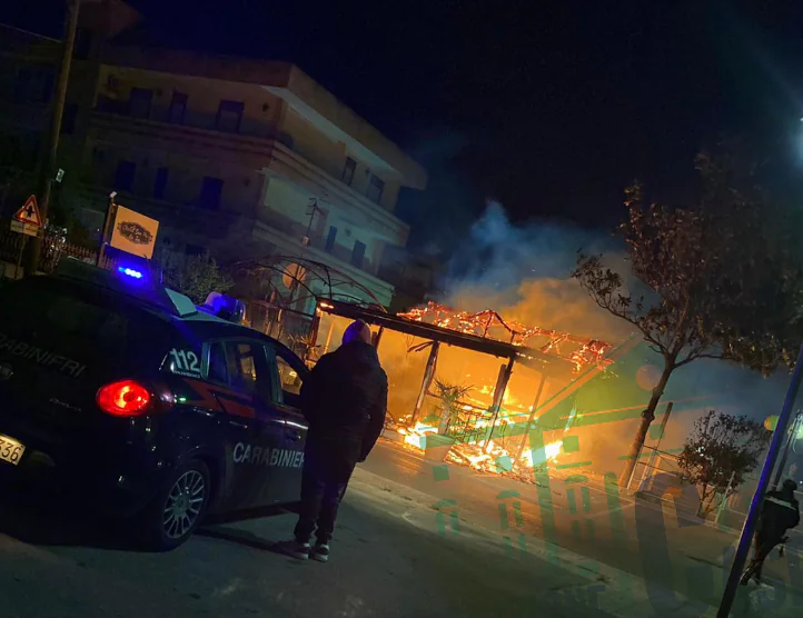 Chiosco Padre Pio distrutto da un incendio. FOTO E VIDEO