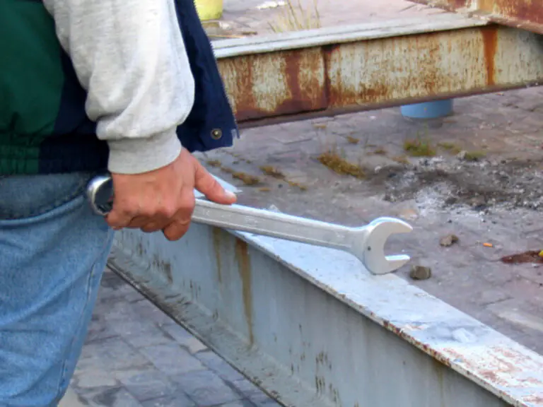 Picchiato con una chiave inglese alla testa dopo una aggressione