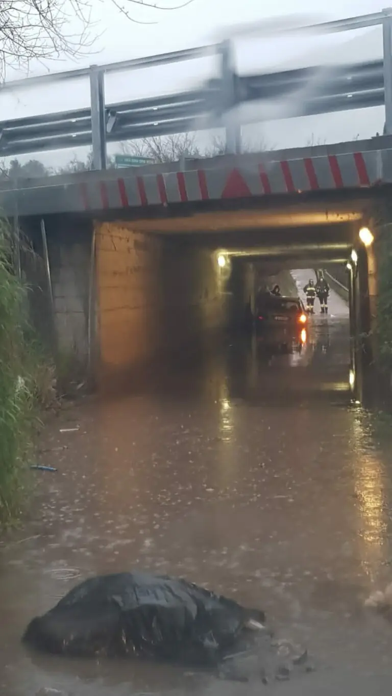 Auto resta bloccata sotto il ponte allagato: arrivano i pompieri. IL VIDEO