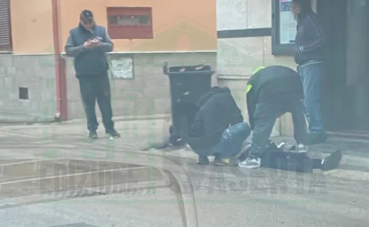 Paura fuori al bar: malore per un residente
