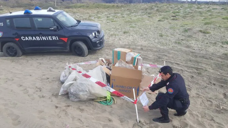 Litorale martoriato: solventi e scarti edili sulla spiaggia, scatta sequestro