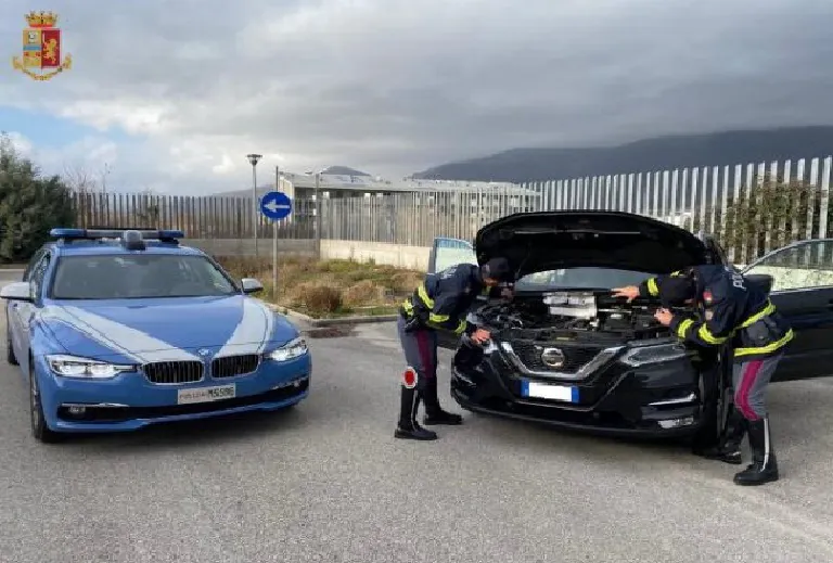 Suv rubati e riciclati, scoperto giro: fermati imprenditore e due cognati vicini al clan
