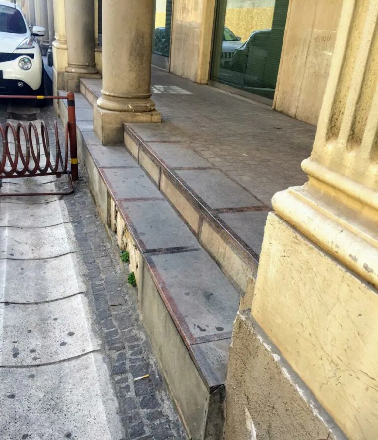Paura davanti all’ufficio postale, anziano resta ferito