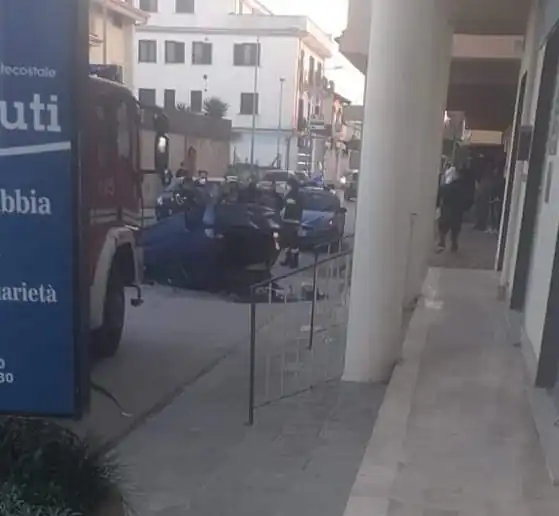 Auto si ribalta, arrivano i soccorsi ma occupanti non ci sono: “Erano coppia”. FOTO