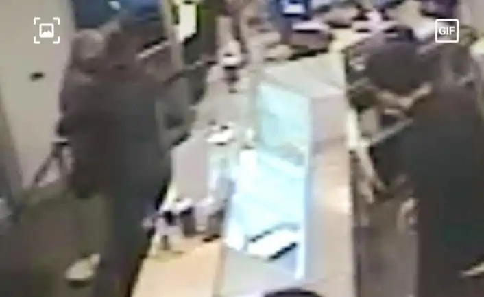 Entra al bar e vuole consumare al banco, proprietario lo caccia fuori. IL VIDEO