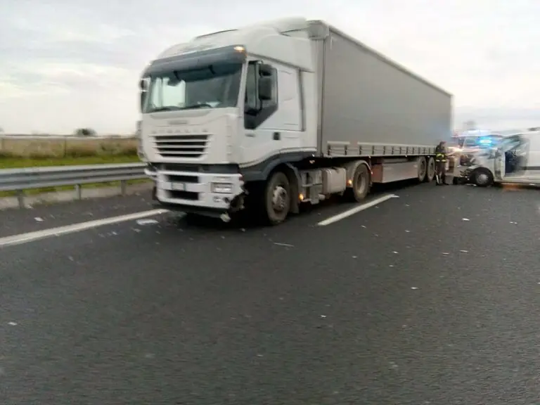 Carambola sull’A1 tra auto, camion e furgone: paura e feriti. FOTO