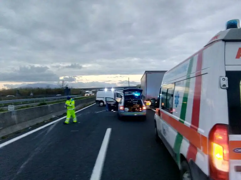 Scontro tra auto sulla Statale, 3 feriti