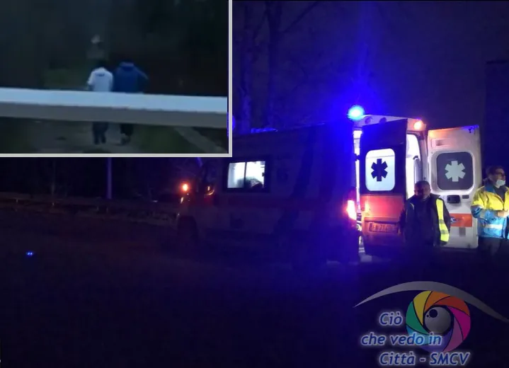 Ragazzini lanciano pietre contro 118, ambulanza sbanda e si schianta contro guardrail