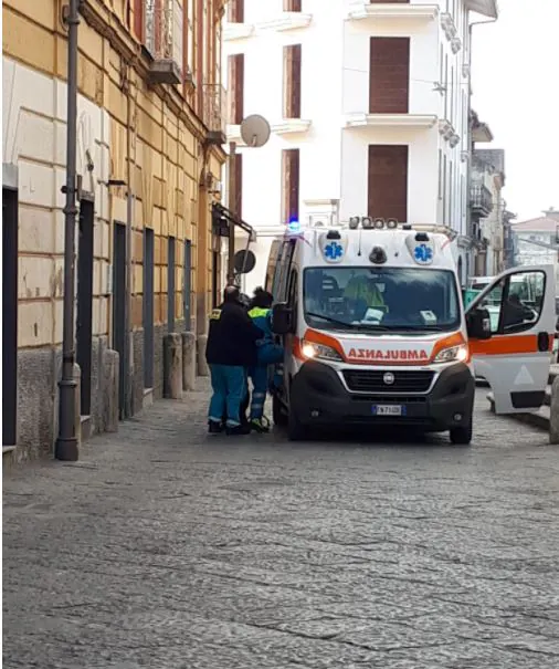Ferito nei pressi del Comune: il caso finisce ai servizi sociali