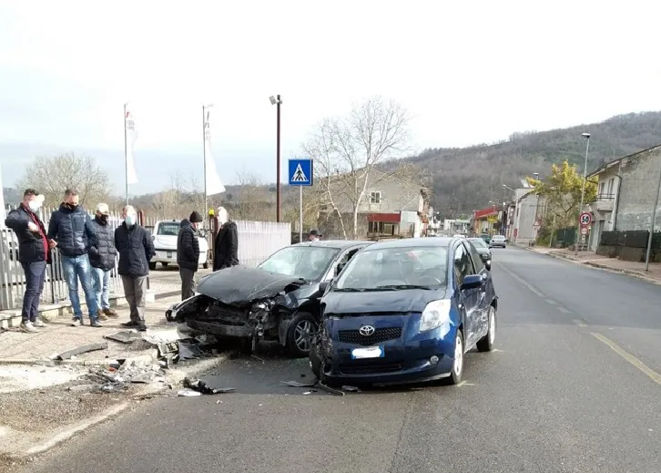Schianto sull’Appia, 3 auto coinvolte: c’è un ferito. FOTO