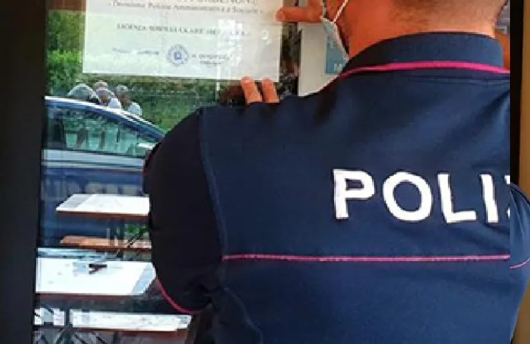 Scatta la chiusura per il bar della piazza