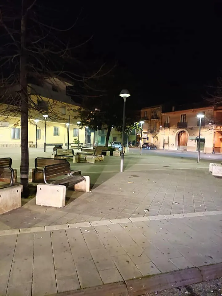Raduno di ragazzini in piazza, arrivano volontari e consigliere e li cacciano