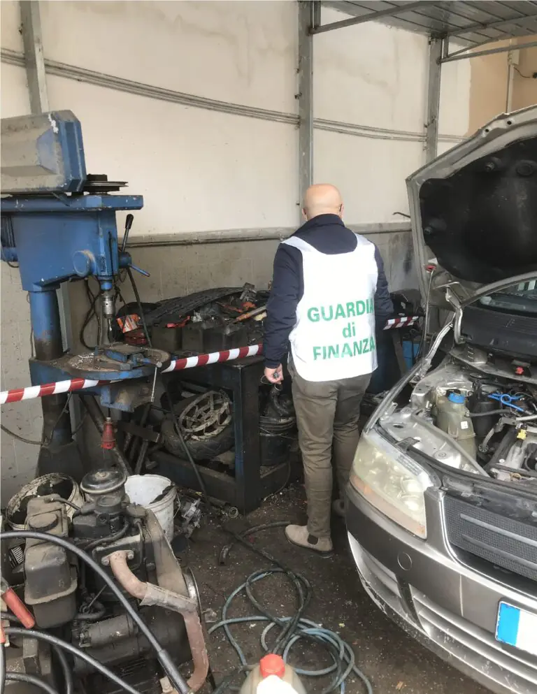 Allestisce officina abusiva nel garage di casa, Finanza sequestra tutto: chiuso meccanico. FOTO