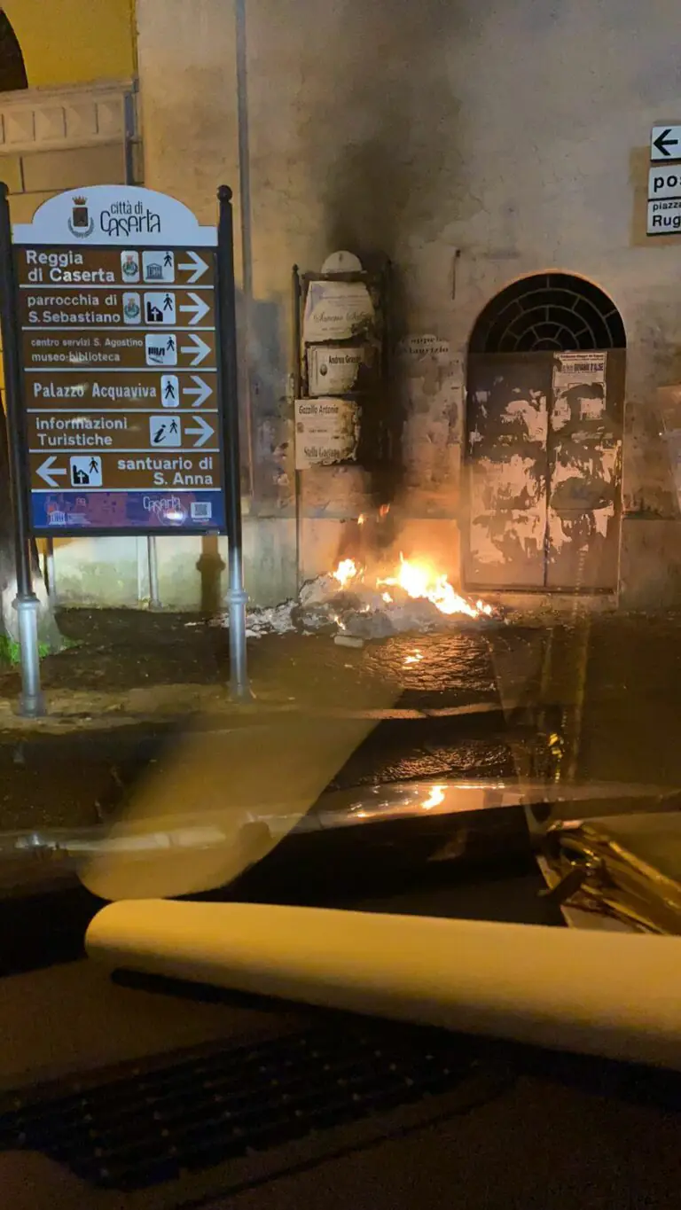 Raid incendiario al Duomo, danni alle mura della chiesa. FOTO
