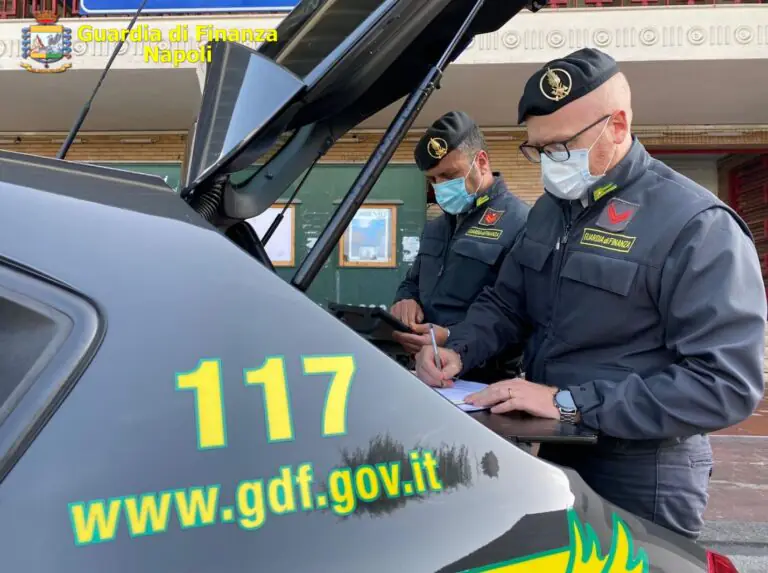 Nasconde nell’intercapedine una borsa con tre tipi di droga, 27enne in manette