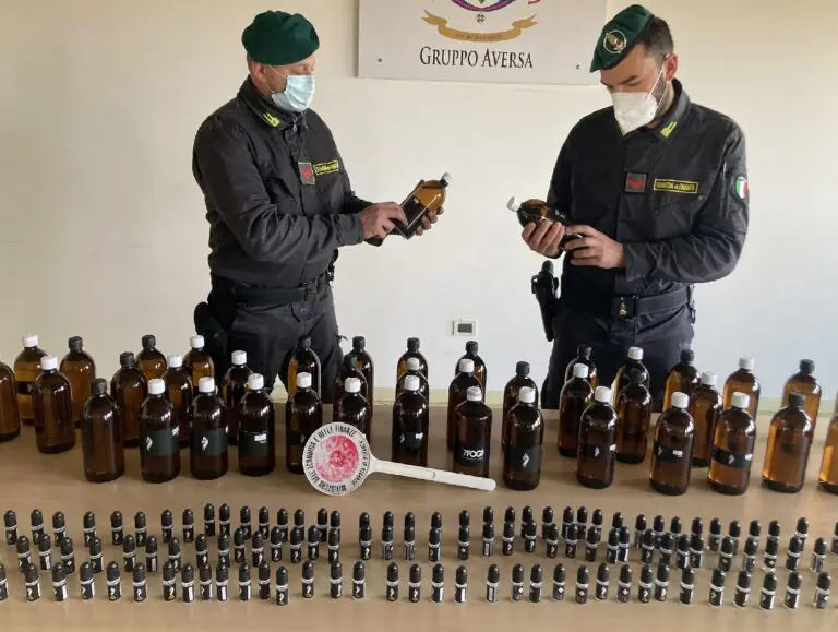 Prende reddito di cittadinanza ma mette in piedi laboratorio per sigarette elettroniche, blitz della Finanza. FOTO