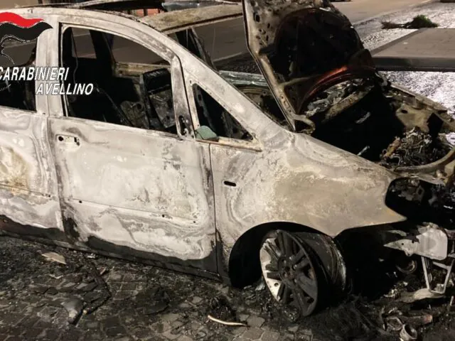 Attentato nella notte, auto distrutta dalle fiamme