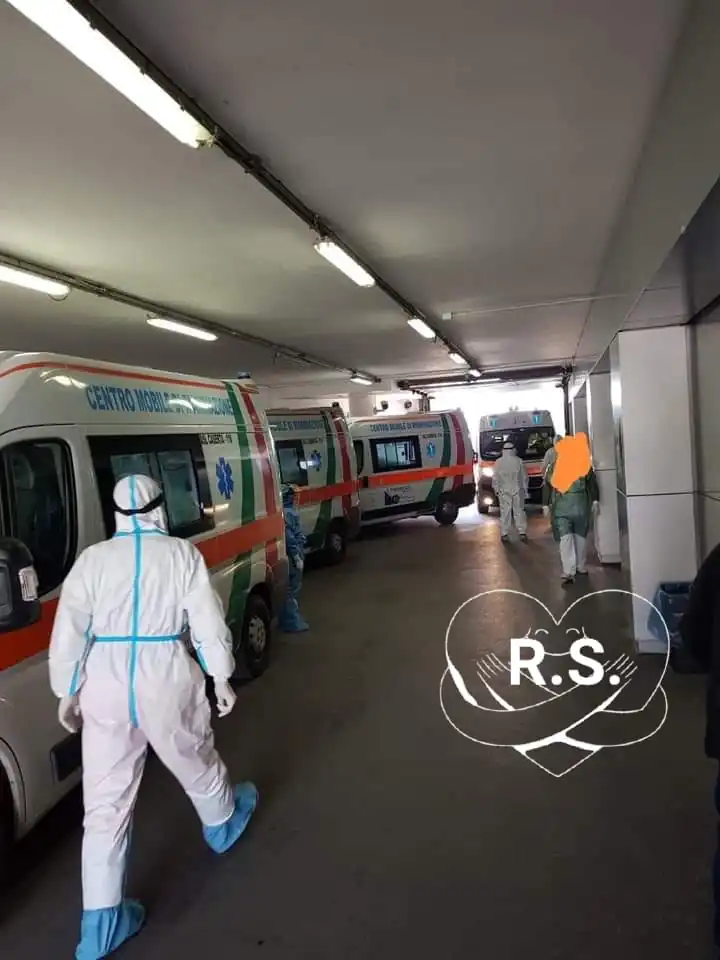 Casertano, un caso su 2 ha variante inglese: boom di ricoveri tra giovani e torna fila ambulanze