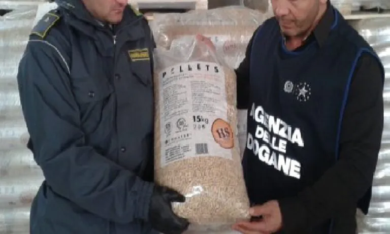 Truffa sul pellet, 13 nei guai: quello “pezzotto” arriva dall’Est Europa