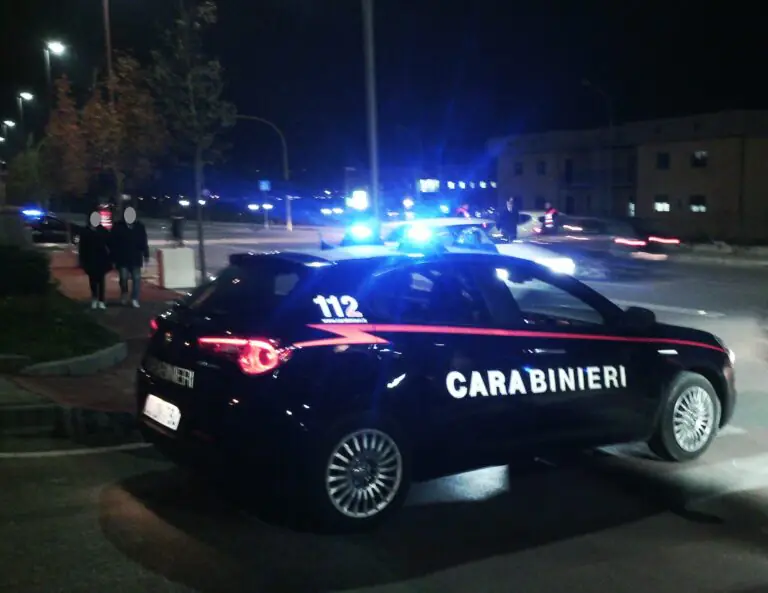 Cittadini sorprendono ladri e segnalano ai militari due auto sospette: furti sventati