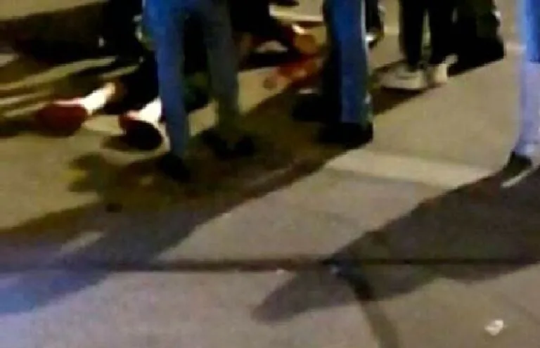 Maxi rissa davanti al bar, sangue e feriti. Piombano i carabinieri