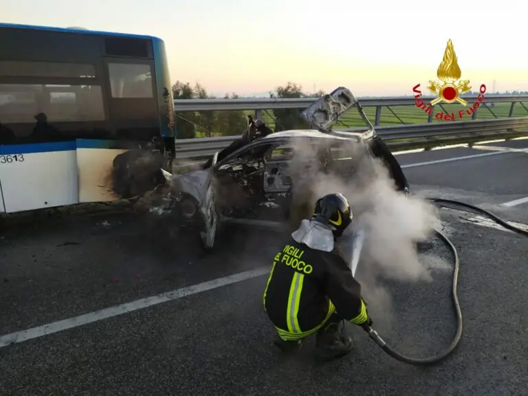 Auto si scontra con pullman e prende fuoco