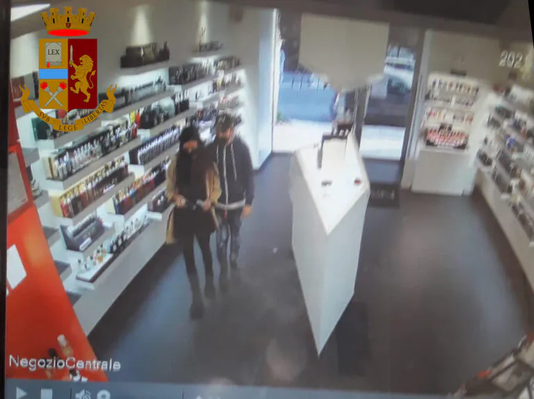 Rapina con compagna e bimbe al seguito, ecco le immagini che lo incastrano. FOTO