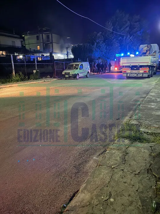 Deposito di nota azienda in fiamme nella frazione