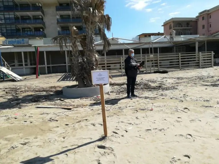 Finanza in spiaggia, sequestrati 10 lidi. LE FOTO