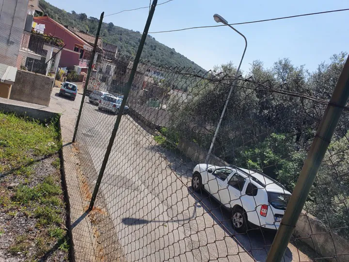 Parcheggio ‘fantasma’ nella Valle: i cittadini continuano a pagarlo. IL VIDEO