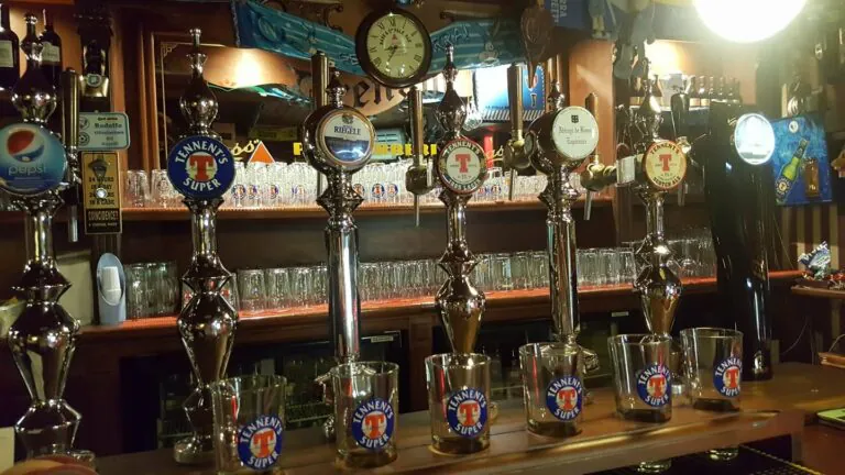 Pub riapre nonostante divieti: “Da domani sera servizio ai tavoli. Pagheremo multe ai clienti”