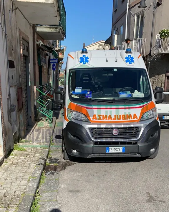Giovane madre muore all’improvviso in cucina mentre è con marito e figli