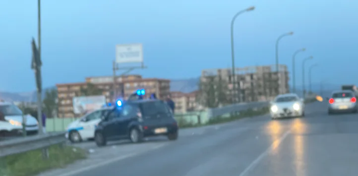 Incidente sul cavalcavia, in 2 volano dallo scooter. Corsa in ospedale. Uno è grave
