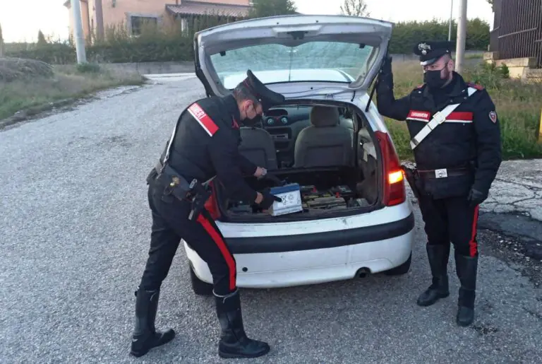 In giro con le batterie scariche e fuori città, doppia sanzione per due giovani