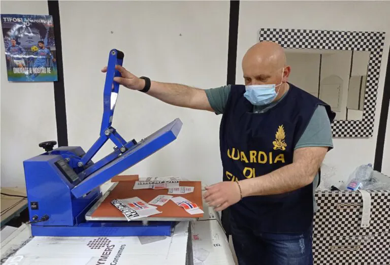 Scoperta centrale della moda “pezzottata” nella zona commerciale: 3 giovani nei guai. LE FOTO
