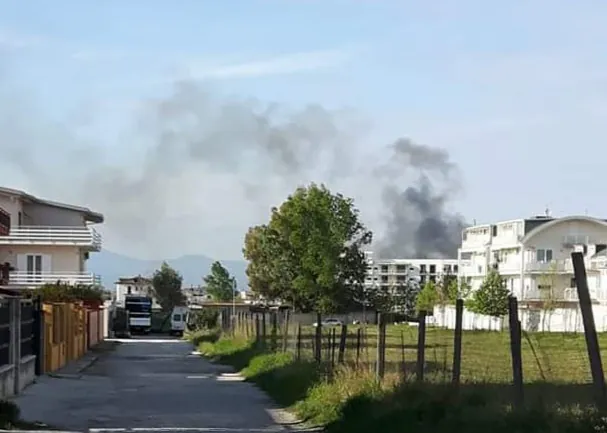 Fiamme distruggono deposito della ditta