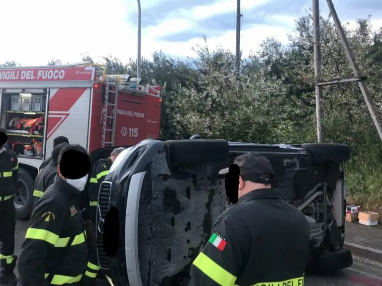 Schianto frontale sulla Provinciale, 2 feriti: uno intrappolato tra le lamiere