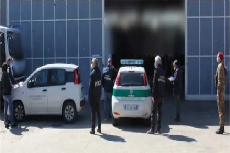 Due città pattugliate, 10 finiscono nei guai: sequestrata pure officina. Chiuse 4 attività. FOTO