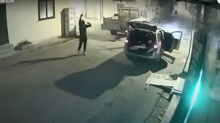 IL VIDEO CHOC. Gang scoperta a rubare nel tabacchi: bandito apre fuoco e spara