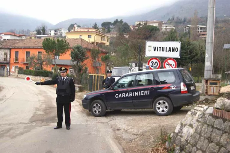 Si schianta in moto contro un muro: era “fatto” di cocaina