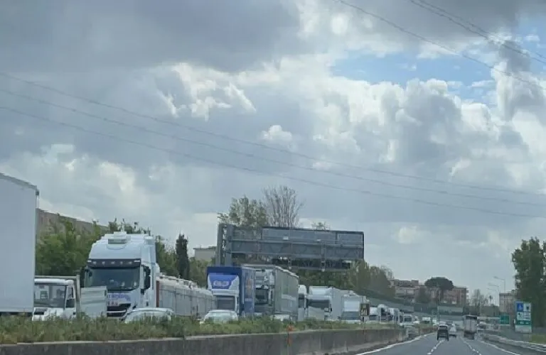 “Tutti a Roma”: A1 in tilt nel Casertano, chilometri di coda per marcia dei mercatali