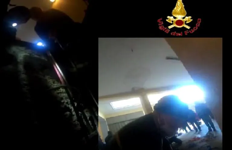 Cede grata, ragazza precipita in un pozzo di 10 metri. IL VIDEO DELL’INTERVENTO