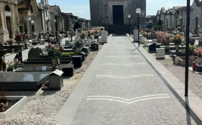 Contagio, nuove restrizioni per cimitero e funerali: alla sepoltura in 5 ma con FFP2
