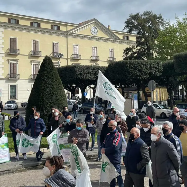 Commercianti casertani in piazza: “Basta elemosina. Dobbiamo ripartire”. LE FOTO