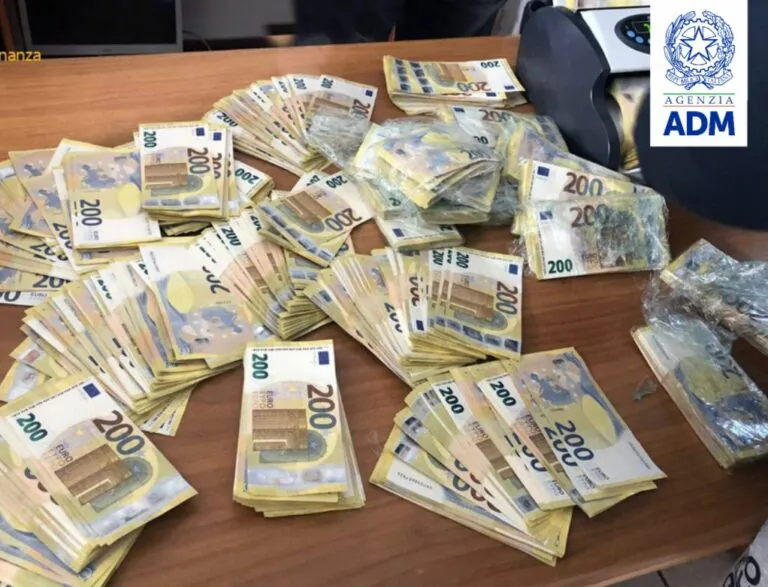 Trovato con mezzo di milione di euro in contanti alla dogana: finisce nei guai