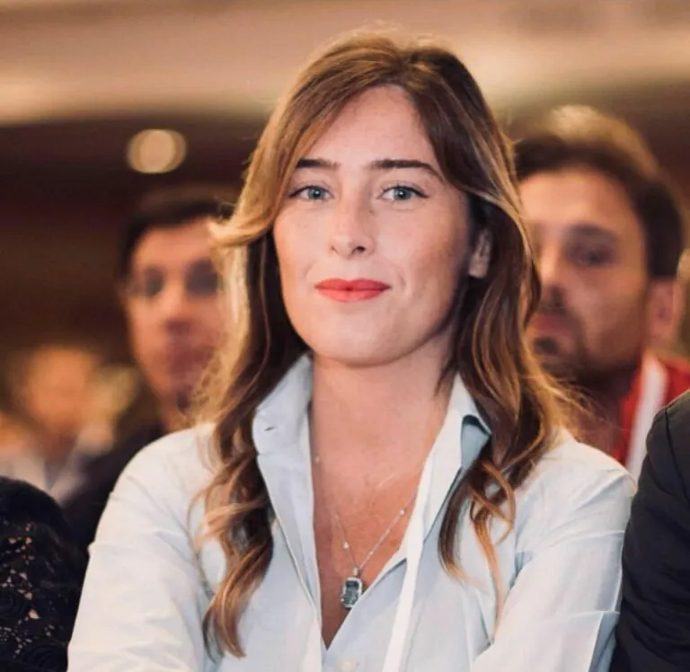 Il fidanzato attore della Boschi già vaccinato: scoppia la bufera