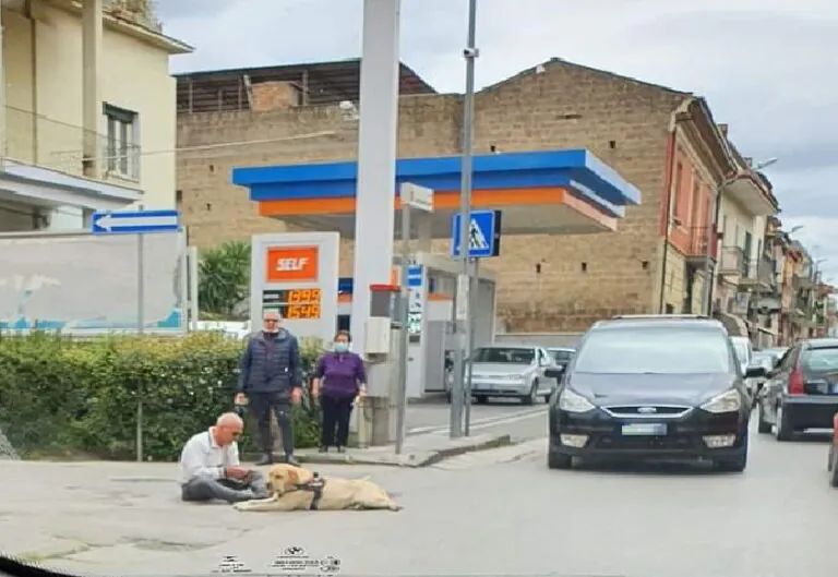 Dipendente comunale occupa strada per protesta: svelato il motivo. FOTO